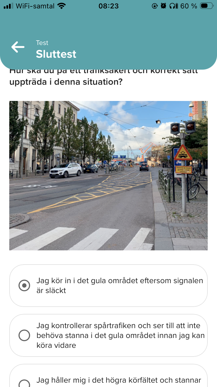 Fråga om att köra över ett gult spärrfält vid spårtrafik